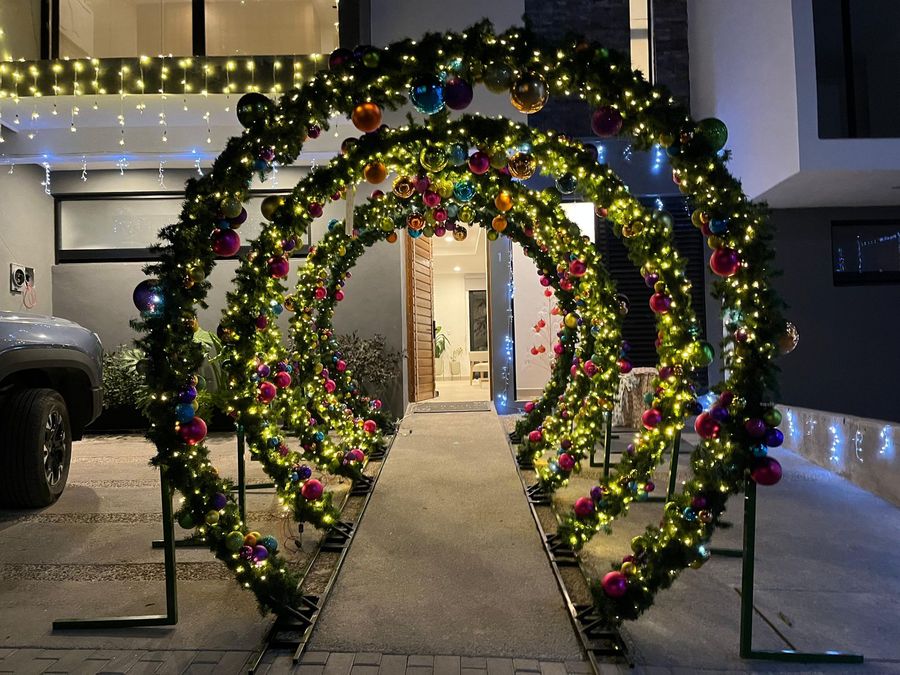 Arco navideño con luces en entrada residencial, Querétaro