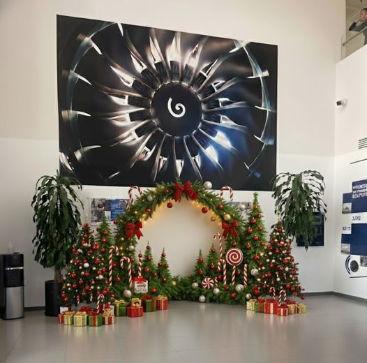 Arco navideño en lobby corporativo de empresa aeroespacial