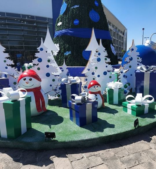 Muñecos de nieve y regalos decorativos en plaza comercial