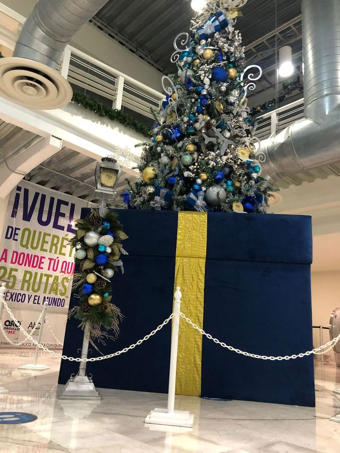 Árbol de navidad azul y dorado en aeropuerto de Querétaro