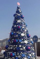 Árbol de navidad azul con remate rosa, decoración exterior