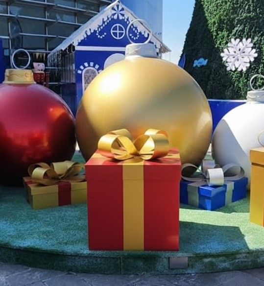 Esferas navideñas gigantes y regalos decorativos en plaza comercial