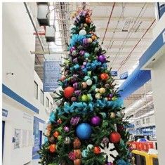 Árbol de navidad decorado en tienda departamental