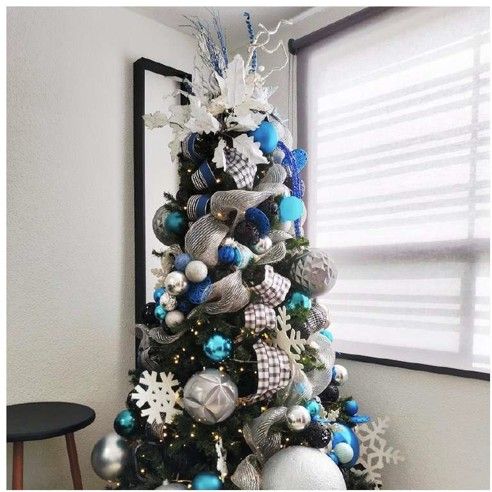 Árbol de navidad azul y plateado en sala residencial